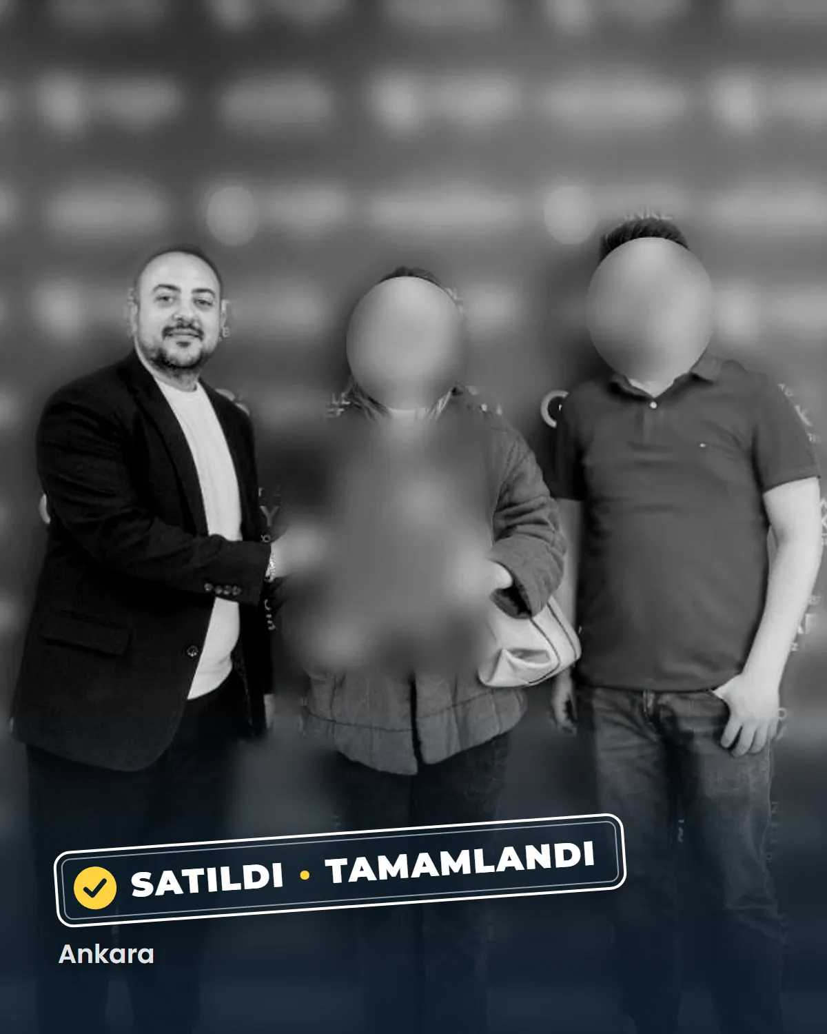 Ankara'da tamamlanan bir konut satışının teslim anı; danışman Sercan Deniz müşterileriyle birlikte. Müşterilerin yüzleri gizlenmiştir.