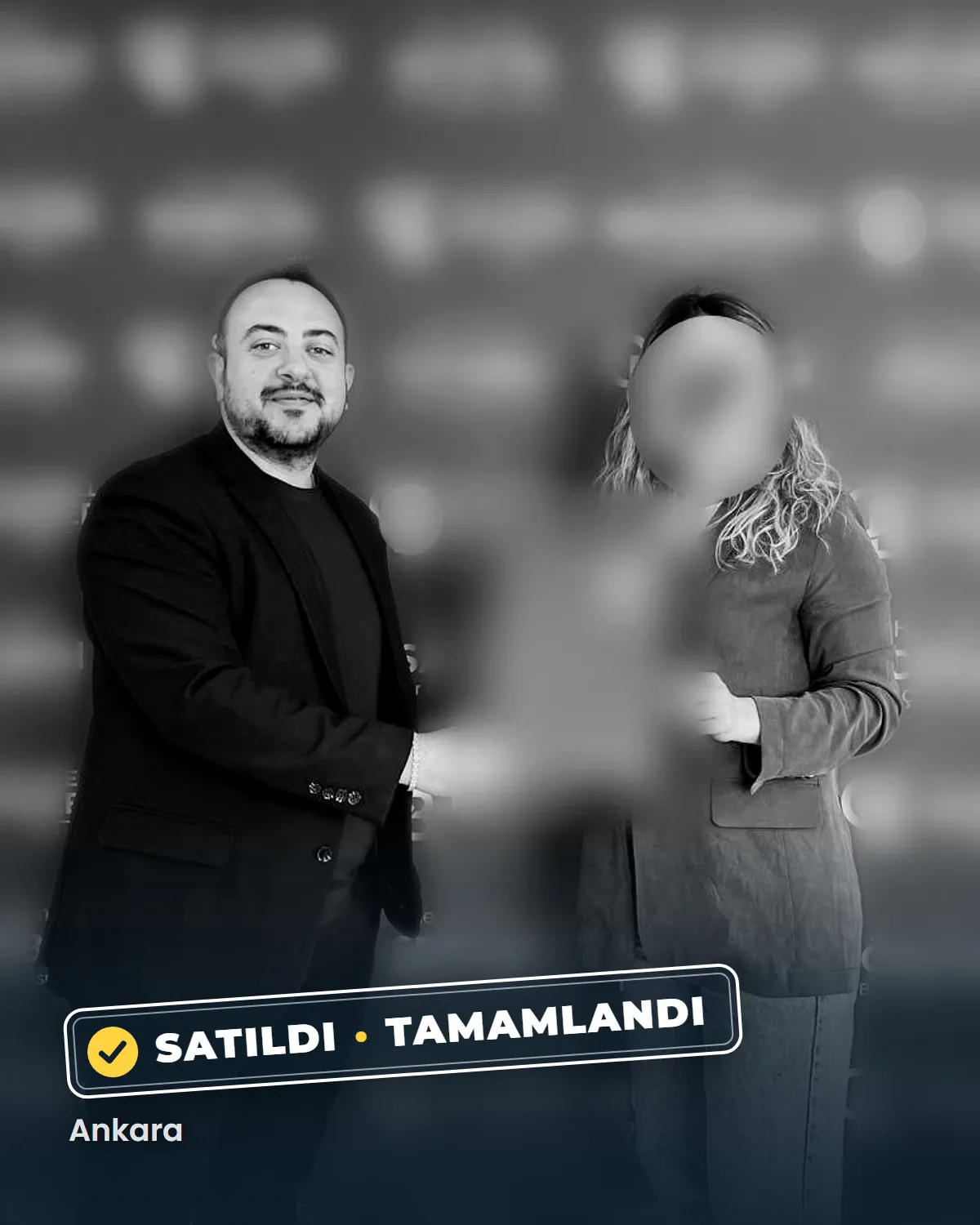 Ankara'da tamamlanan bir konut satışının teslim anı; danışman Sercan Deniz müşterileriyle birlikte. Müşterilerin yüzleri gizlenmiştir.