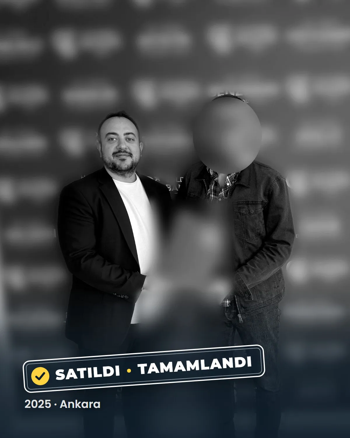 Ankara'da tamamlanan bir konut satışının teslim anı; danışman Sercan Deniz müşterileriyle birlikte. Müşterilerin yüzleri gizlenmiştir. 2025.