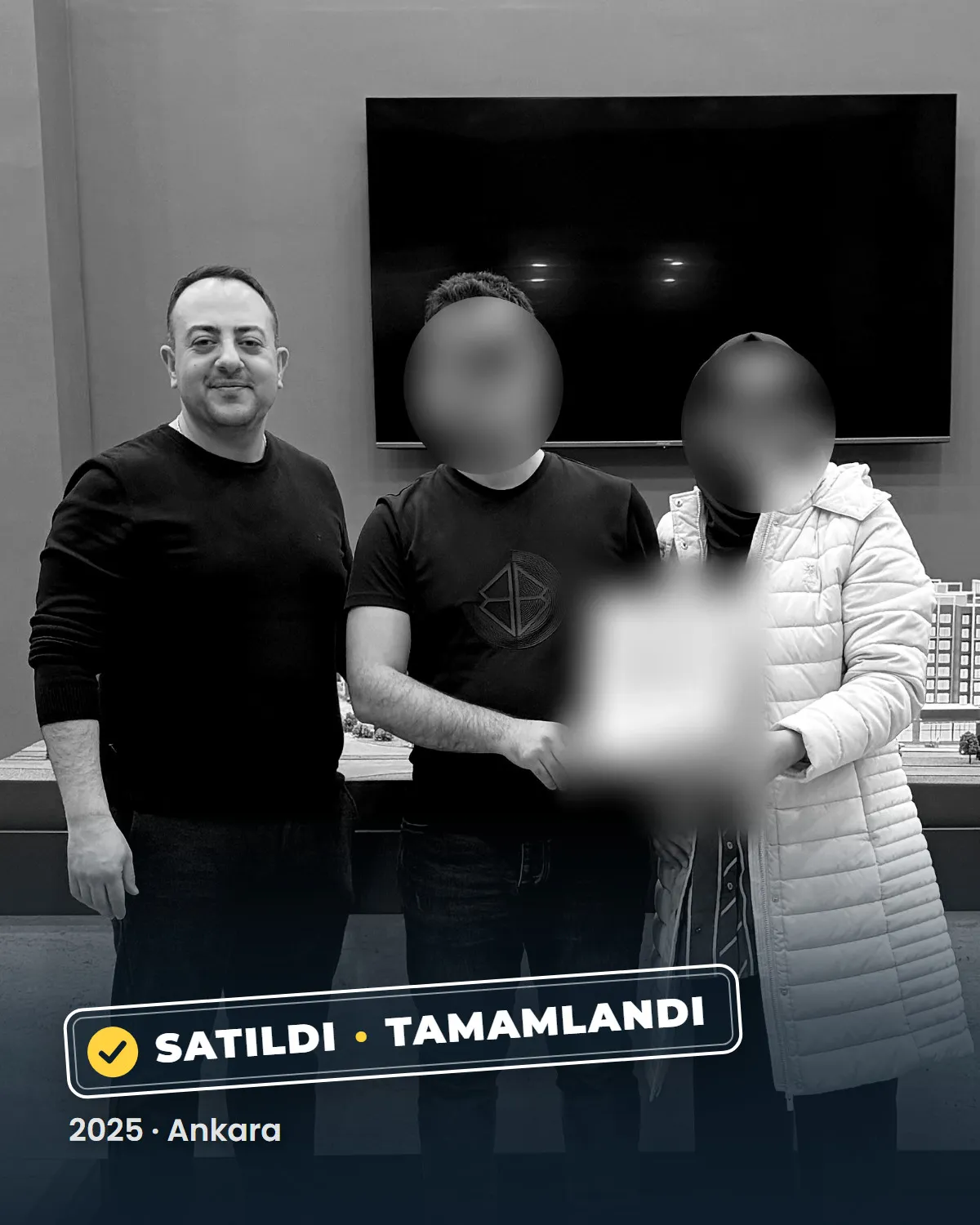 Ankara'da tamamlanan bir konut satışının teslim anı; danışman Sercan Deniz müşterileriyle birlikte. Müşterilerin yüzleri gizlenmiştir. 2025.