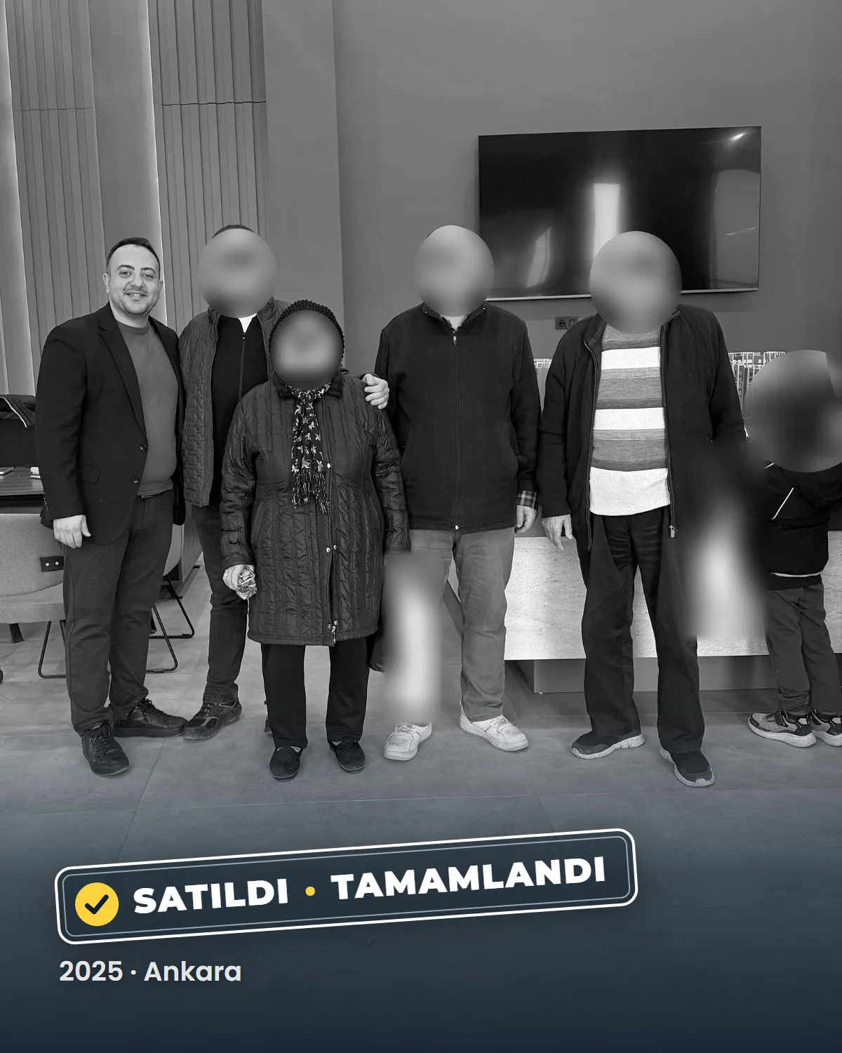 Ankara'da tamamlanan bir konut satışının teslim anı; danışman Sercan Deniz müşterileriyle birlikte. Müşterilerin yüzleri gizlenmiştir. 2025.