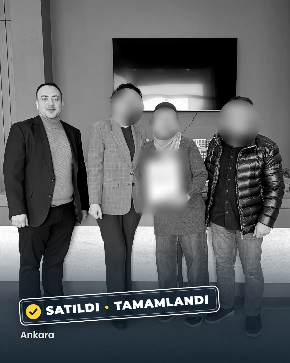 Ankara'da tamamlanan bir konut satışının teslim anı; danışman Sercan Deniz müşterileriyle birlikte. Müşterilerin yüzleri gizlenmiştir.