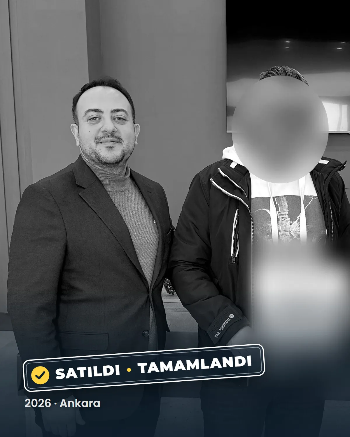 Ankara'da tamamlanan bir konut satışının teslim anı; danışman Sercan Deniz müşterileriyle birlikte. Müşterilerin yüzleri gizlenmiştir. 2026.