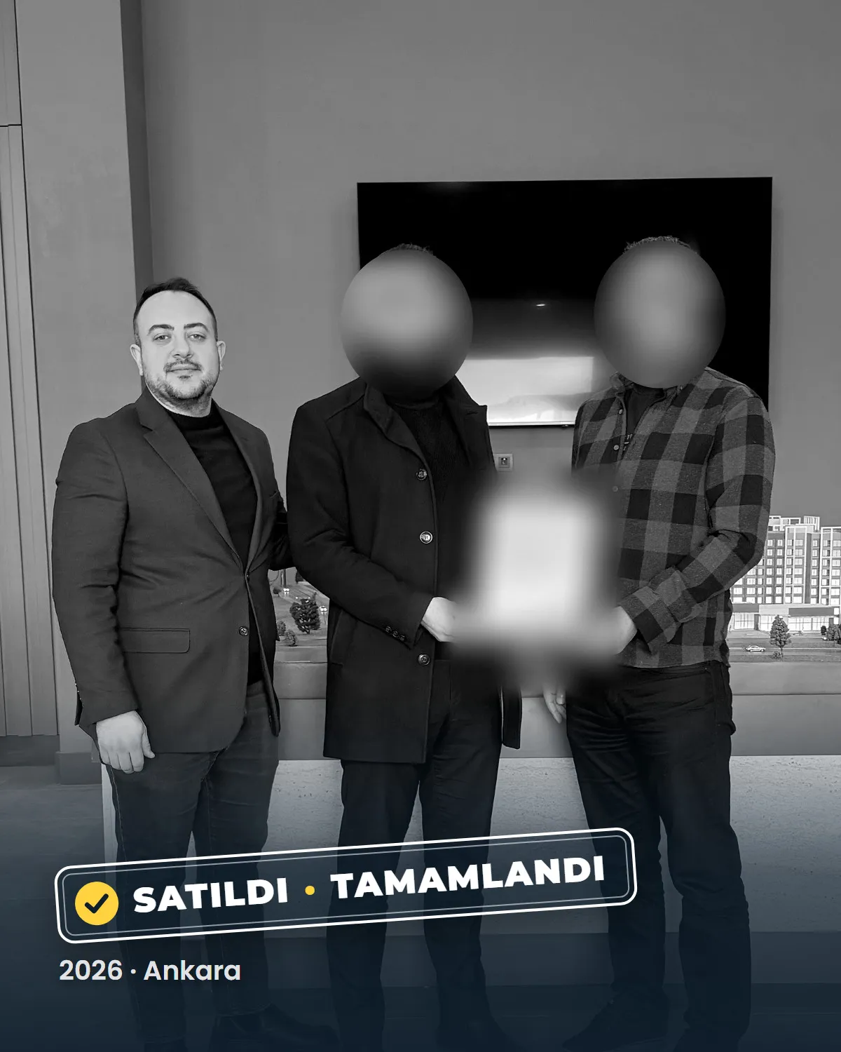 Ankara'da tamamlanan bir konut satışının teslim anı; danışman Sercan Deniz müşterileriyle birlikte. Müşterilerin yüzleri gizlenmiştir. 2026.
